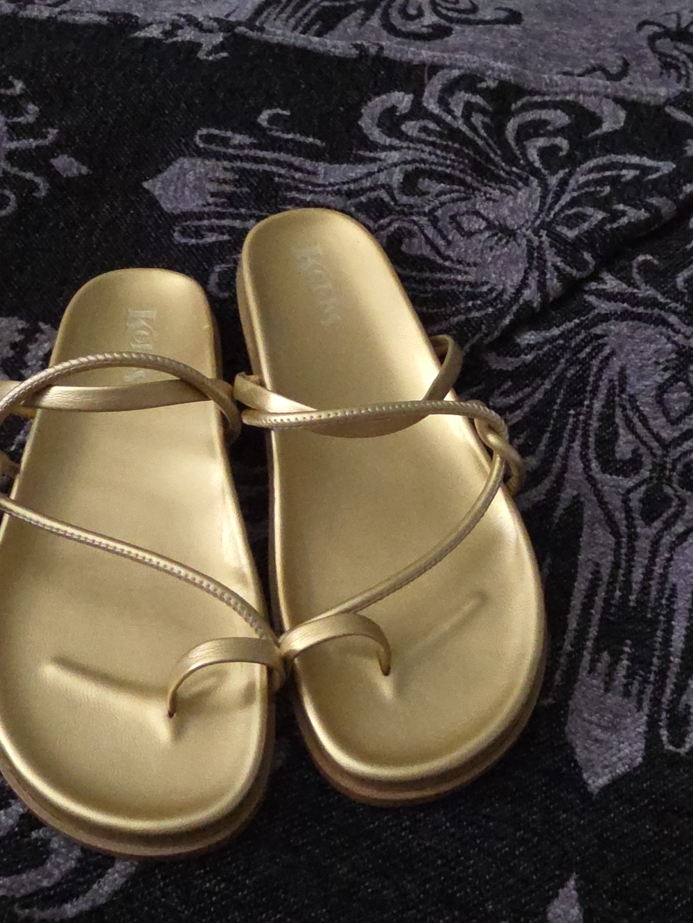 KORKS VERY GOOD CONDIRION Gold Strappy Toe-Loop Women's Sandals - SZ 9